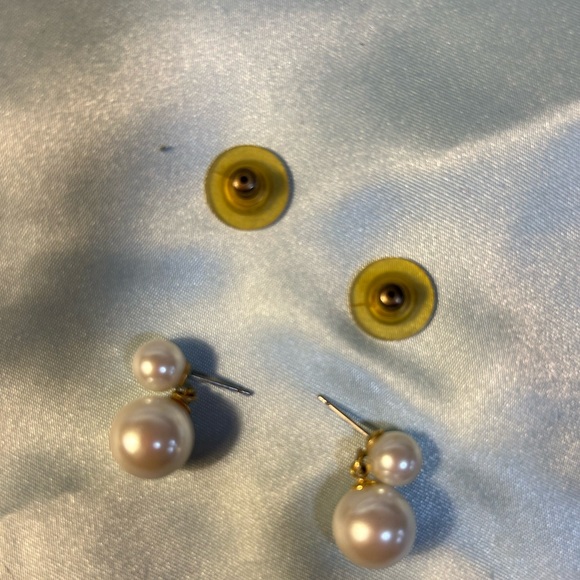 Pearl earrings- 2 on gold toned backs. Vintage! - Picture 6 of 6